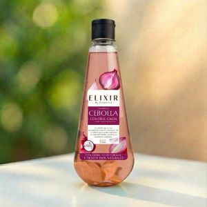 Botella de champú con ingredientes naturales y extracto de cebolla sobre fondo blanco, para fortalecer el cabello y reducir su caída.